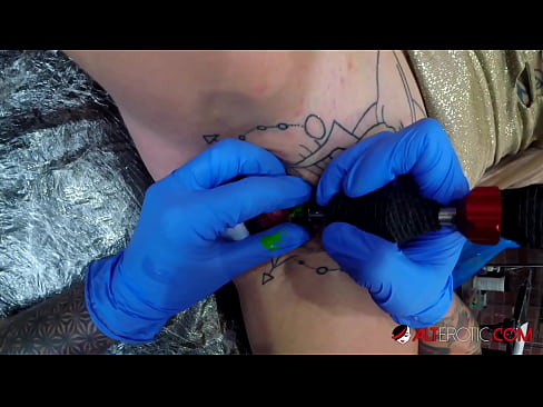 ❤️ Extremadamente tatuado hottie Sully Savage consiguió un tatuaje en su clítoris ❤️❌ Porno en es.marketapp.top ❌️